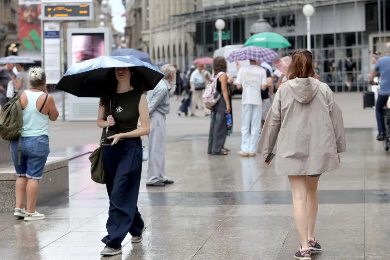 Svi su gledali u nju: Ljepotica u rozom zasjenila Trg i svojim stilom prkosila ljetnoj ki&scaron;i