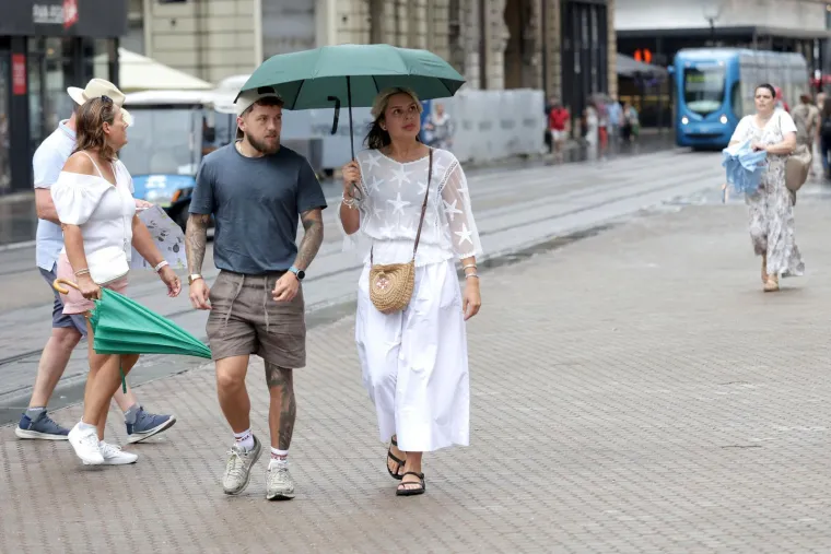 Svi su gledali u nju: Ljepotica u rozom zasjenila Trg i svojim stilom prkosila ljetnoj ki&scaron;i