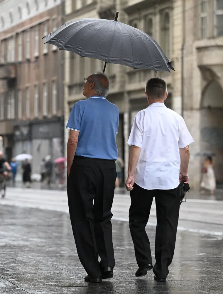 Svi su gledali u nju: Ljepotica u rozom zasjenila Trg i svojim stilom prkosila ljetnoj ki&scaron;i
