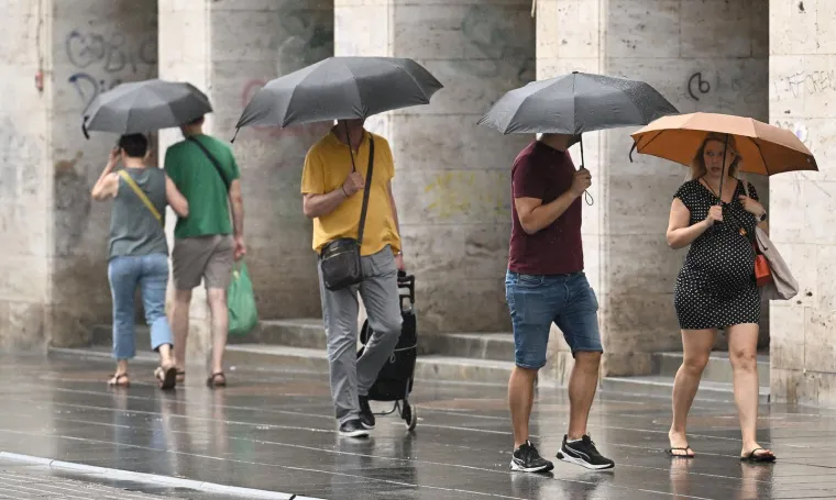 Svi su gledali u nju: Ljepotica u rozom zasjenila Trg i svojim stilom prkosila ljetnoj ki&scaron;i