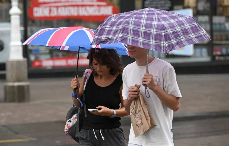Svi su gledali u nju: Ljepotica u rozom zasjenila Trg i svojim stilom prkosila ljetnoj ki&scaron;i