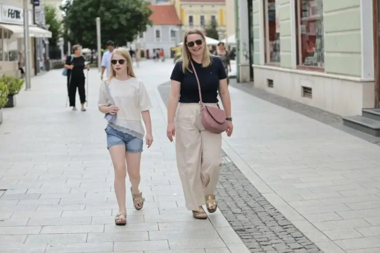 Atraktivna plavu&scaron;a u zebrastoj haljini zasjenila sve na &scaron;pici