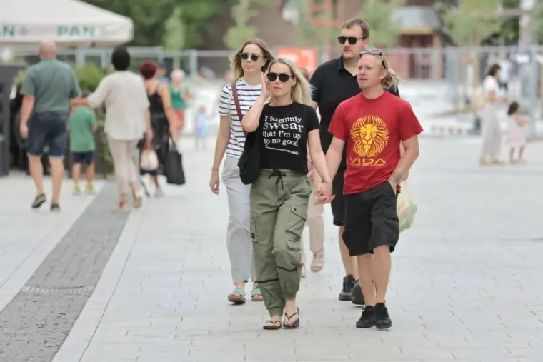 Atraktivna plavu&scaron;a u zebrastoj haljini zasjenila sve na &scaron;pici