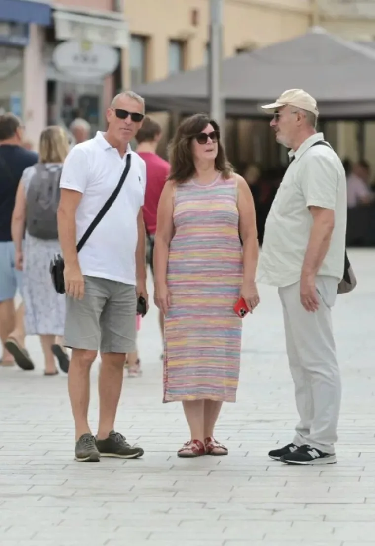Atraktivna plavu&scaron;a u zebrastoj haljini zasjenila sve na &scaron;pici
