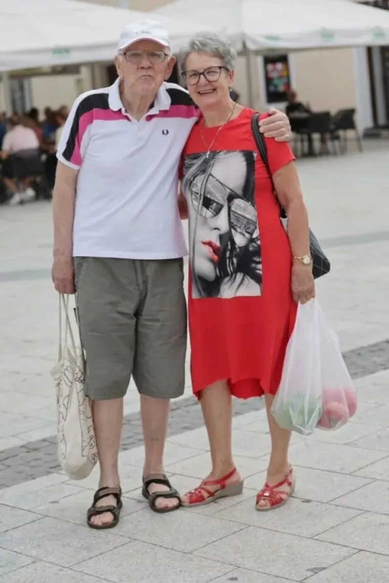 Atraktivna plavu&scaron;a u zebrastoj haljini zasjenila sve na &scaron;pici