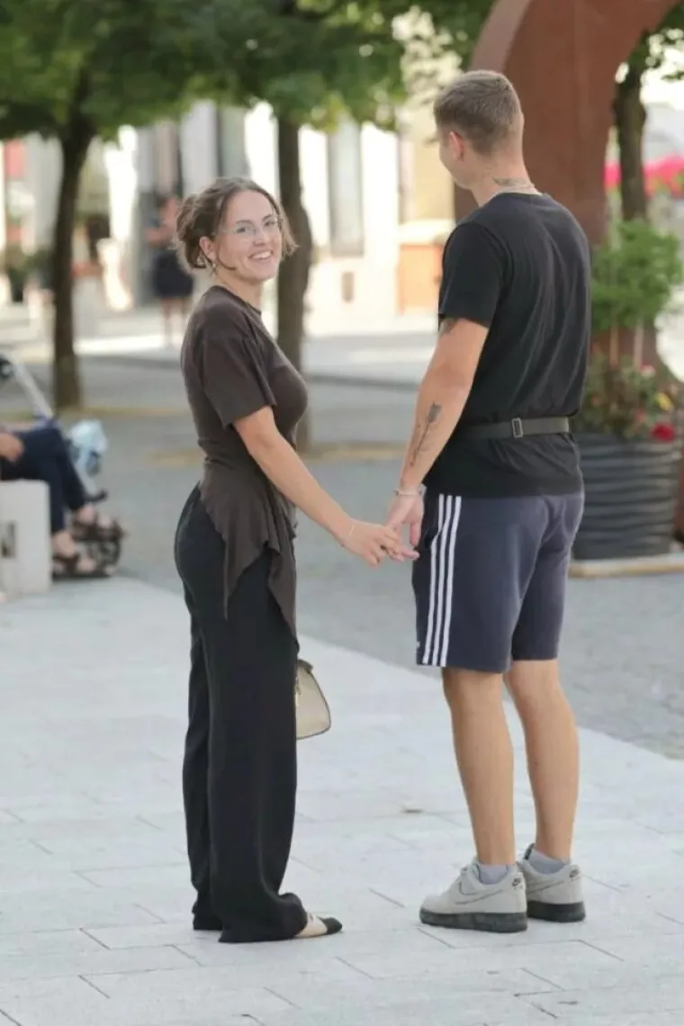 Atraktivna plavu&scaron;a u zebrastoj haljini zasjenila sve na &scaron;pici