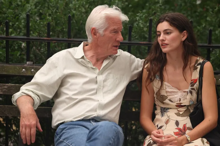Richard Gere snimljen u zagrljaju sa skoro 50 godina mlađom glumicom