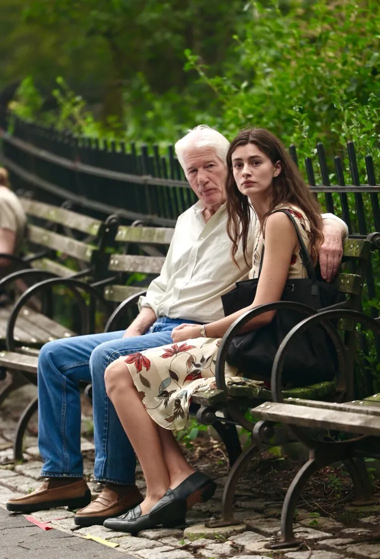 Richard Gere snimljen u zagrljaju sa skoro 50 godina mlađom glumicom