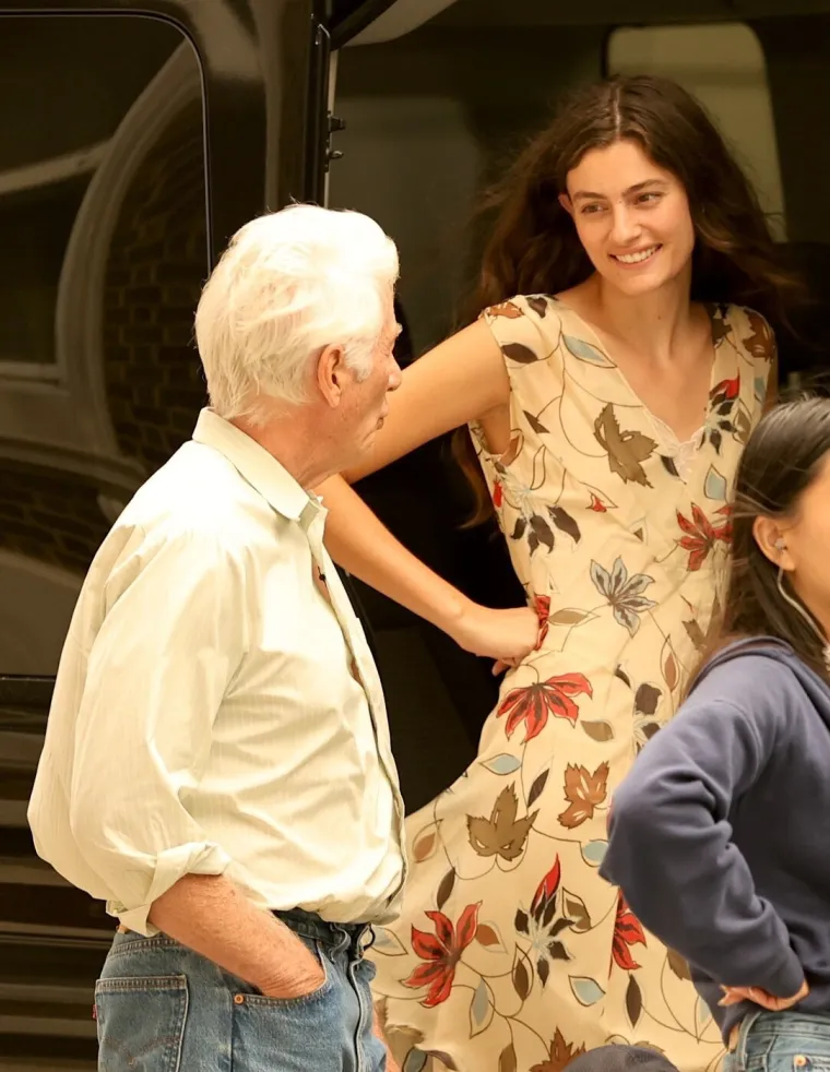 Richard Gere snimljen u zagrljaju sa skoro 50 godina mlađom glumicom