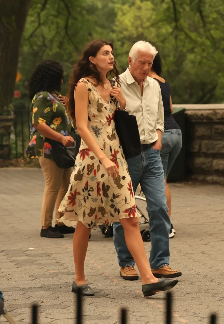 Richard Gere snimljen u zagrljaju sa skoro 50 godina mlađom glumicom