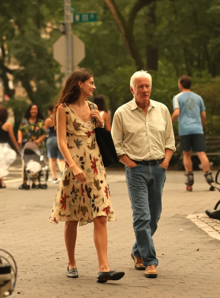 Richard Gere snimljen u zagrljaju sa skoro 50 godina mlađom glumicom