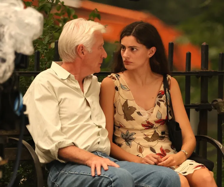 Richard Gere snimljen u zagrljaju sa skoro 50 godina mlađom glumicom