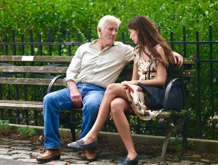 Richard Gere snimljen u zagrljaju sa skoro 50 godina mlađom glumicom