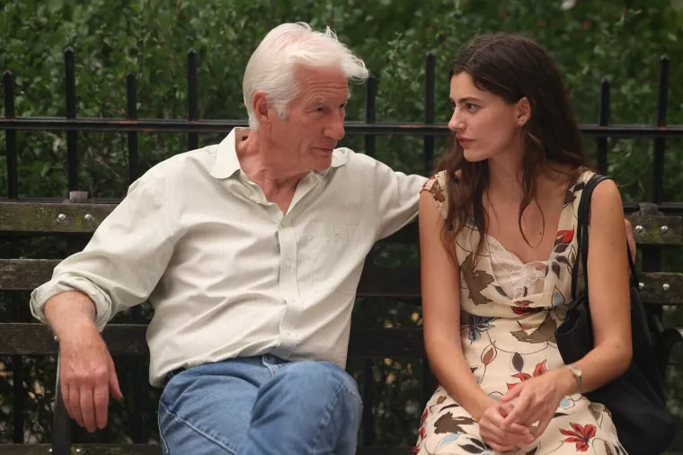 Richard Gere snimljen u zagrljaju sa skoro 50 godina mlađom glumicom