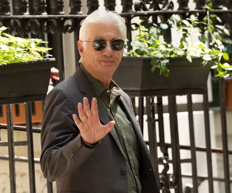 Richard Gere snimljen u zagrljaju sa skoro 50 godina mlađom glumicom