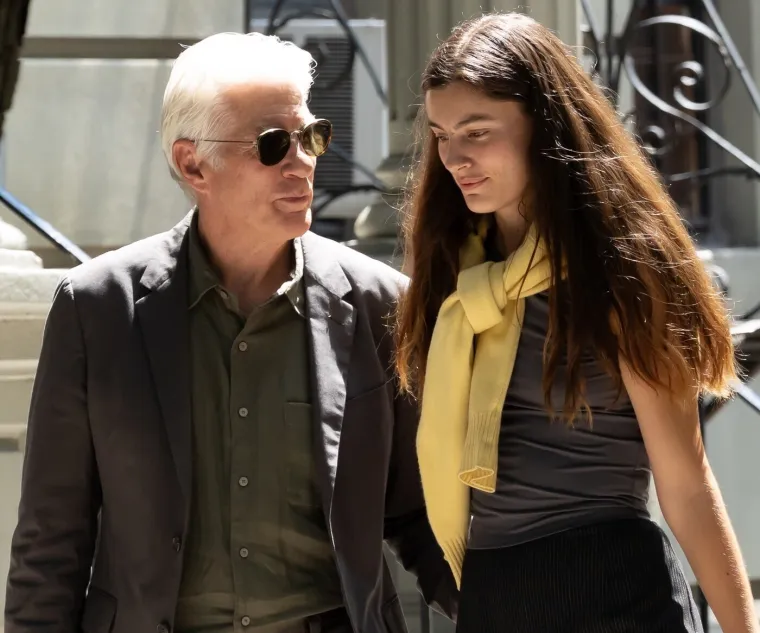 Richard Gere snimljen u zagrljaju sa skoro 50 godina mlađom glumicom