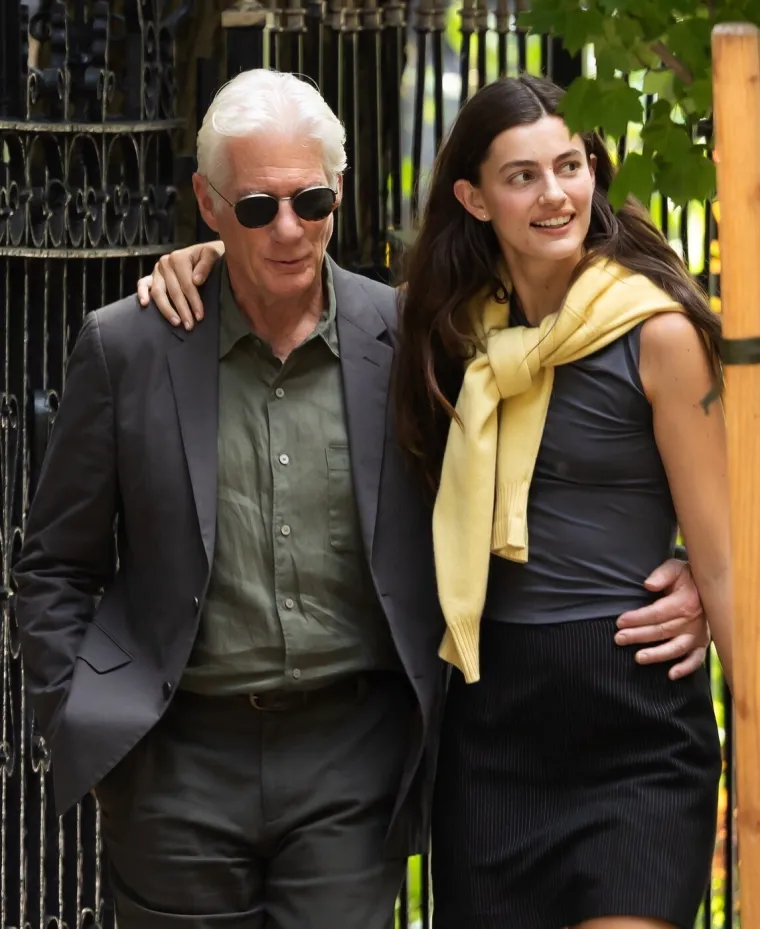 Richard Gere snimljen u zagrljaju sa skoro 50 godina mlađom glumicom