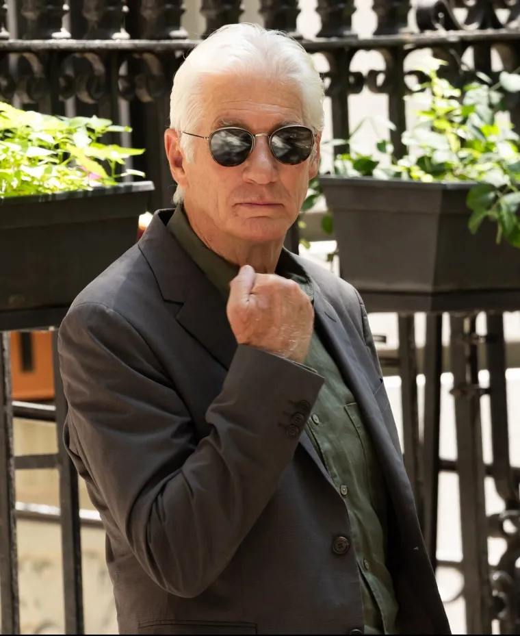Richard Gere snimljen u zagrljaju sa skoro 50 godina mlađom glumicom