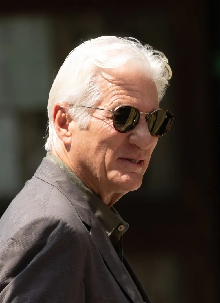 Richard Gere snimljen u zagrljaju sa skoro 50 godina mlađom glumicom
