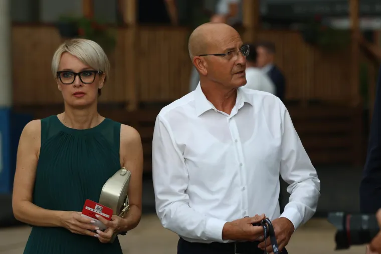 Prekrasna SDP-ovka 'zapela' oku kamere u Umagu: Pogledajte tko je sve gledao finale