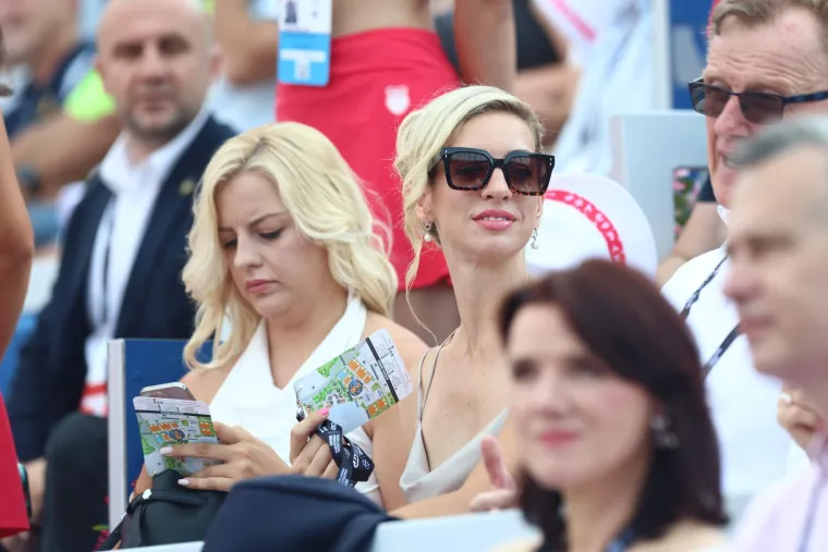 Prekrasna SDP-ovka 'zapela' oku kamere u Umagu: Pogledajte tko je sve gledao finale