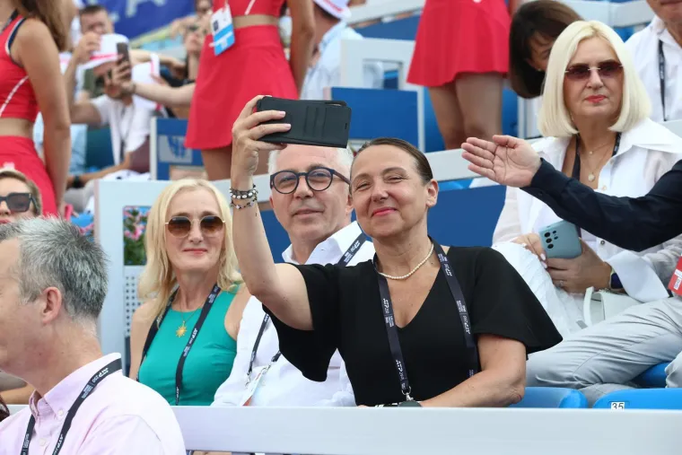 Prekrasna SDP-ovka 'zapela' oku kamere u Umagu: Pogledajte tko je sve gledao finale