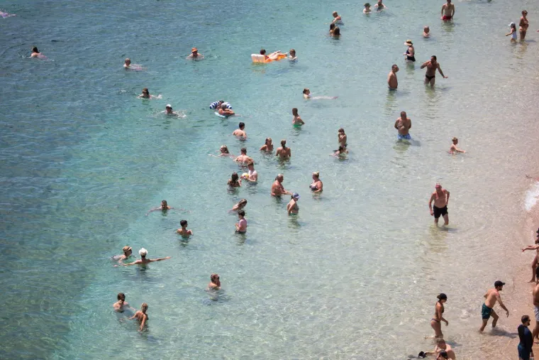 Toplo vrijeme izmamilo ljepotice na plažu: Pogledajte prizore iz Dubrovnika