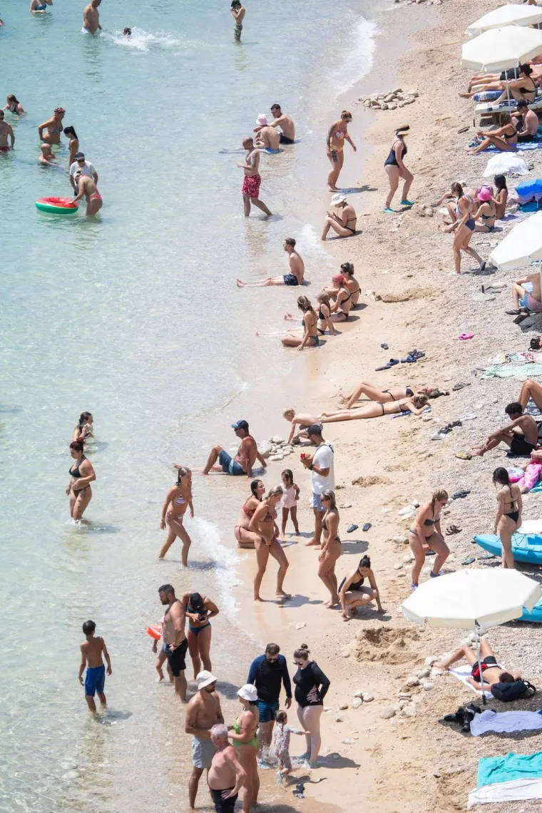 Toplo vrijeme izmamilo ljepotice na plažu: Pogledajte prizore iz Dubrovnika