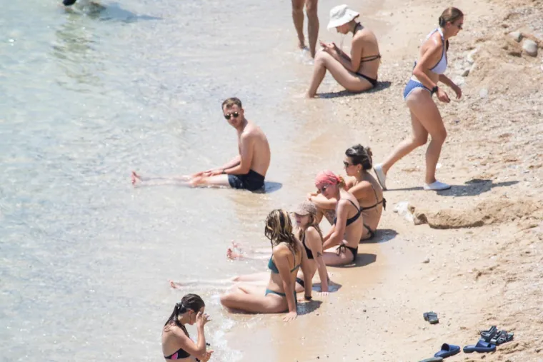 Toplo vrijeme izmamilo ljepotice na plažu: Pogledajte prizore iz Dubrovnika