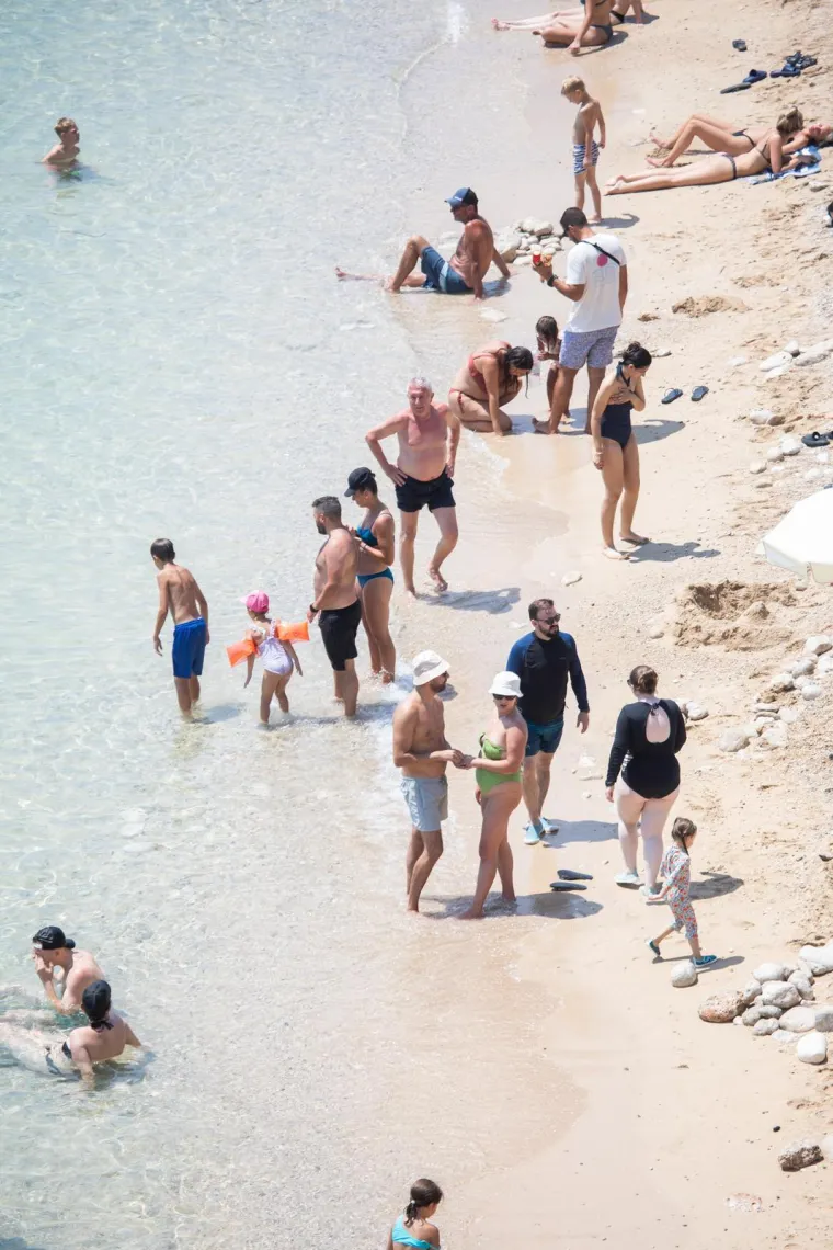 Toplo vrijeme izmamilo ljepotice na plažu: Pogledajte prizore iz Dubrovnika