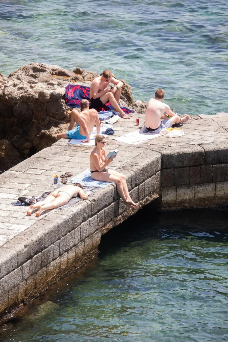 Toplo vrijeme izmamilo ljepotice na plažu: Pogledajte prizore iz Dubrovnika