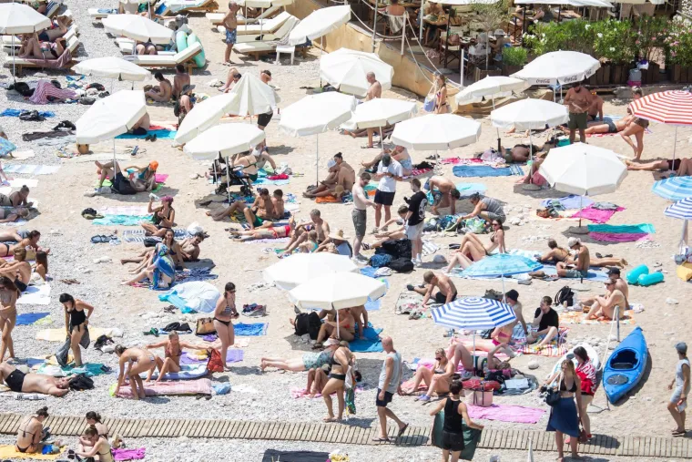 Toplo vrijeme izmamilo ljepotice na plažu: Pogledajte prizore iz Dubrovnika