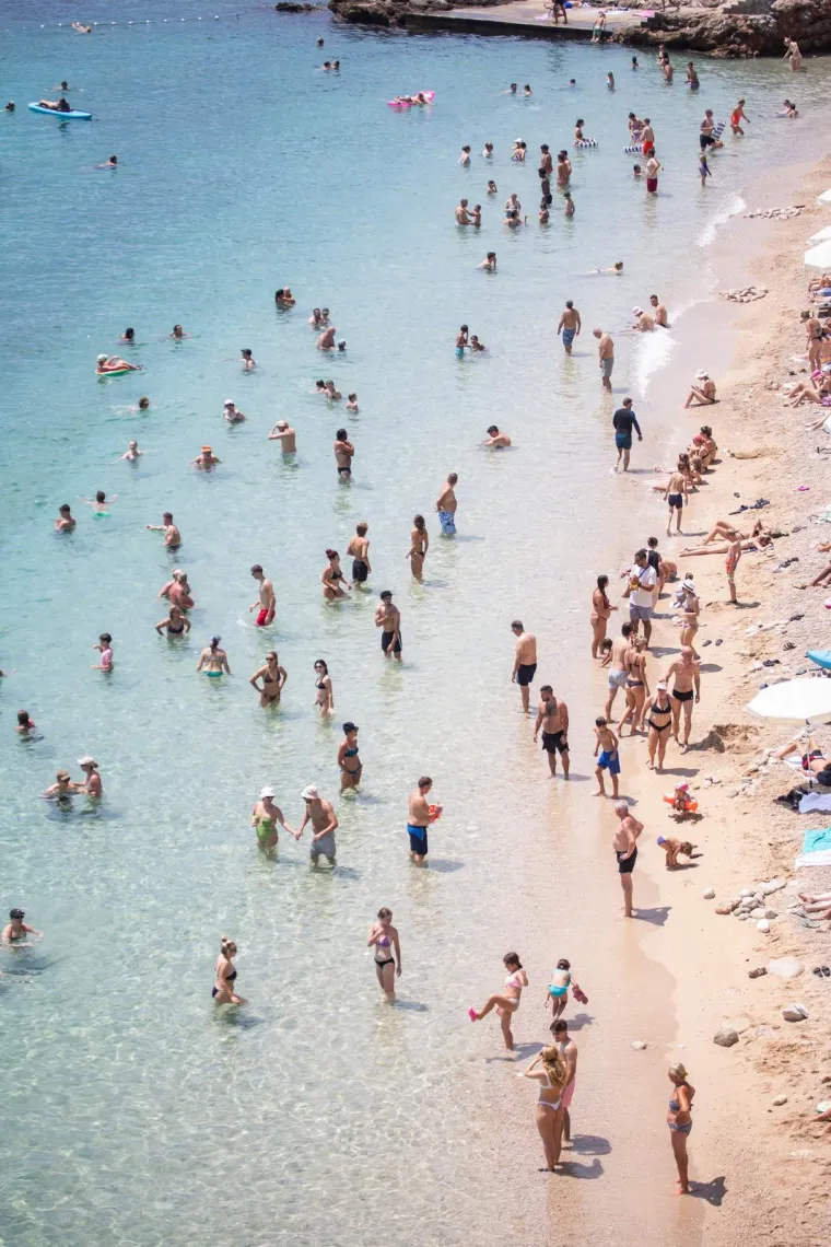 Toplo vrijeme izmamilo ljepotice na plažu: Pogledajte prizore iz Dubrovnika