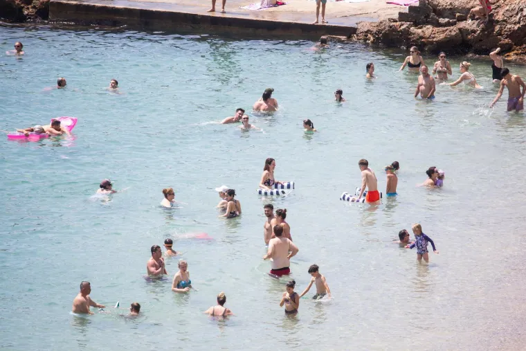 Toplo vrijeme izmamilo ljepotice na plažu: Pogledajte prizore iz Dubrovnika