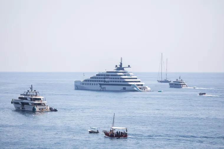 Toplo vrijeme izmamilo ljepotice na plažu: Pogledajte prizore iz Dubrovnika