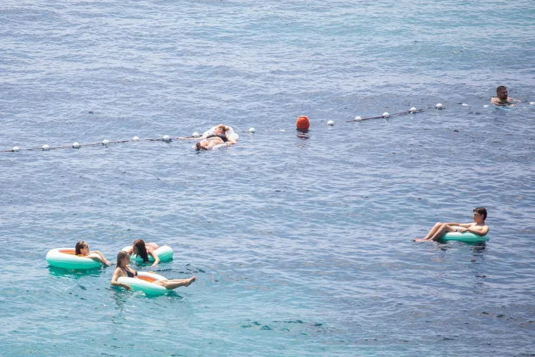 Toplo vrijeme izmamilo ljepotice na plažu: Pogledajte prizore iz Dubrovnika