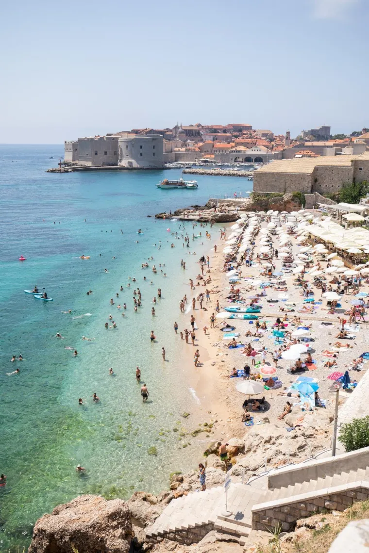 Toplo vrijeme izmamilo ljepotice na plažu: Pogledajte prizore iz Dubrovnika