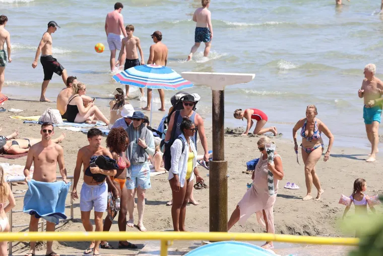 Bačvice prepune kupača: Splićani i turisti spas od toplinskog vala prona&scaron;li u moru