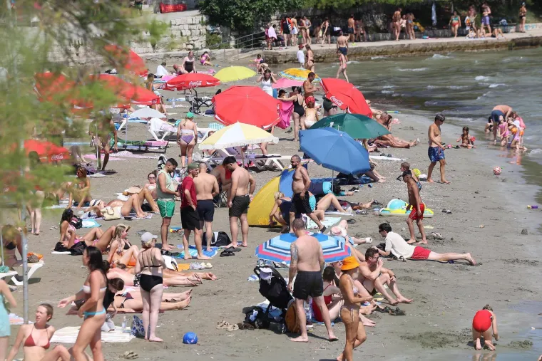 Bačvice prepune kupača: Splićani i turisti spas od toplinskog vala prona&scaron;li u moru
