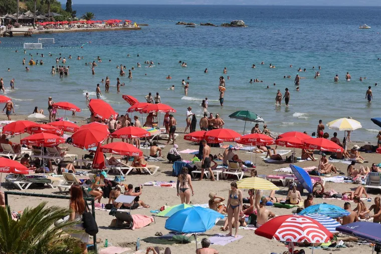 Bačvice prepune kupača: Splićani i turisti spas od toplinskog vala prona&scaron;li u moru