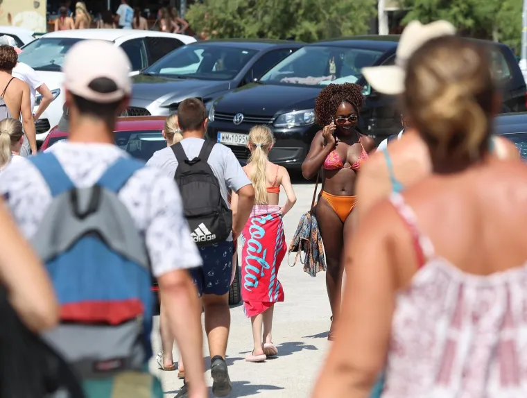 Bačvice prepune kupača: Splićani i turisti spas od toplinskog vala prona&scaron;li u moru