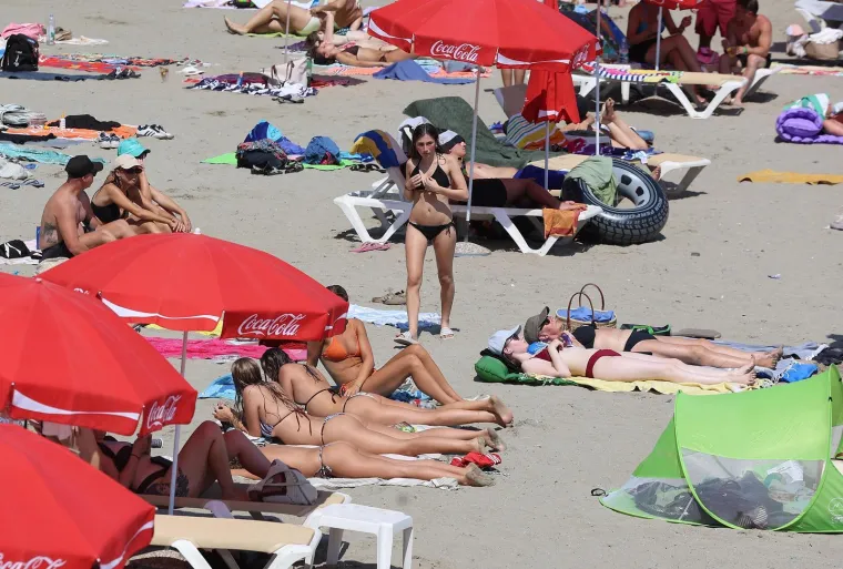 Bačvice prepune kupača: Splićani i turisti spas od toplinskog vala prona&scaron;li u moru