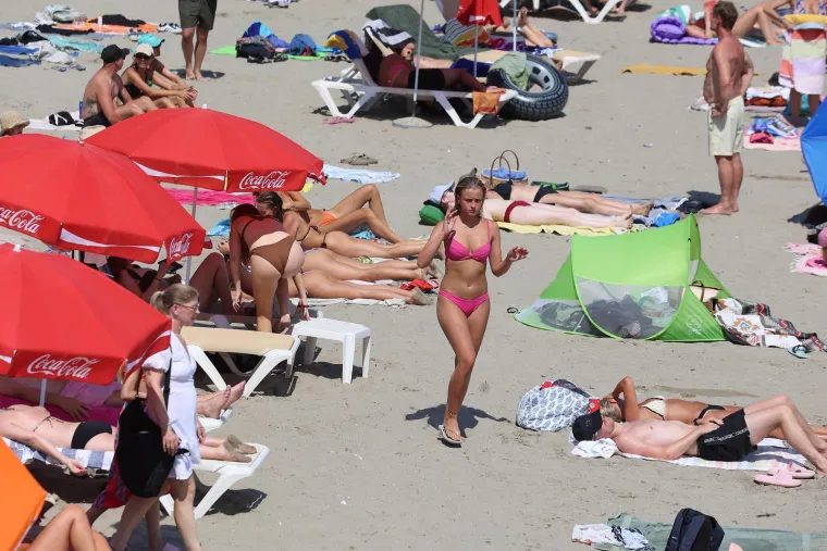 Bačvice prepune kupača: Splićani i turisti spas od toplinskog vala prona&scaron;li u moru