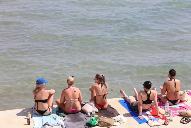 Bačvice prepune kupača: Splićani i turisti spas od toplinskog vala prona&scaron;li u moru