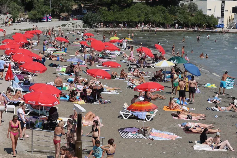 Bačvice prepune kupača: Splićani i turisti spas od toplinskog vala prona&scaron;li u moru
