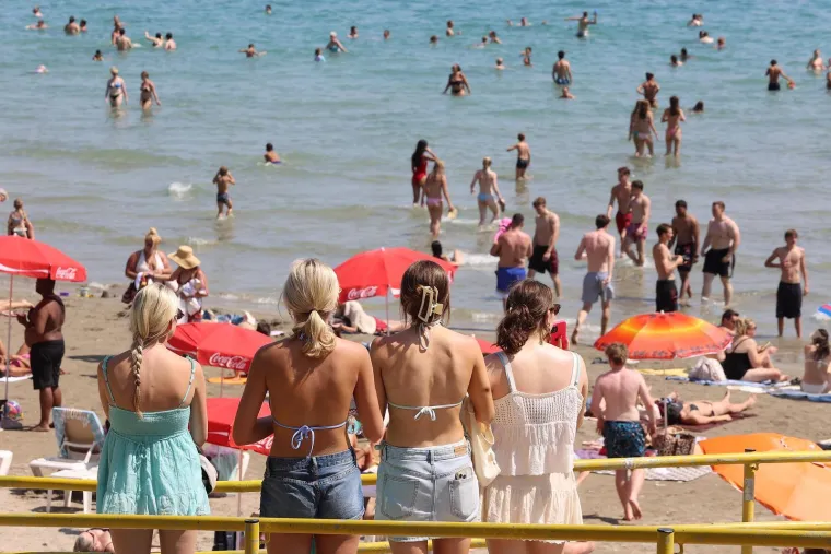 Bačvice prepune kupača: Splićani i turisti spas od toplinskog vala prona&scaron;li u moru