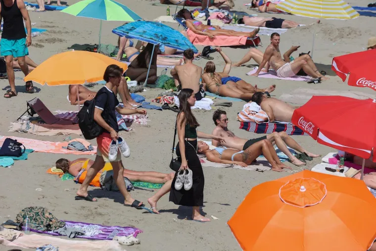 Bačvice prepune kupača: Splićani i turisti spas od toplinskog vala prona&scaron;li u moru