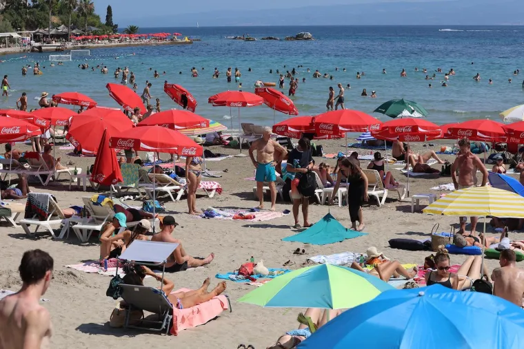 Bačvice prepune kupača: Splićani i turisti spas od toplinskog vala prona&scaron;li u moru
