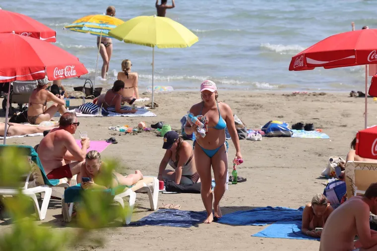 Bačvice prepune kupača: Splićani i turisti spas od toplinskog vala prona&scaron;li u moru