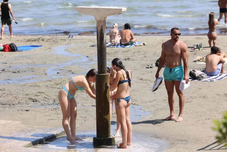 Bačvice prepune kupača: Splićani i turisti spas od toplinskog vala prona&scaron;li u moru